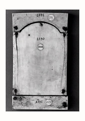 Élément cintré d'un plat de reliure précieuse, conçu pour compléter un relief byzantin (OA 2590 le Christ trônant) : symboles des évangélistes Matthieu (ange) et Jean (aigle), et colombe du Saint-Esprit, image 4/4