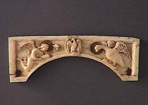 Élément cintré d'un plat de reliure précieuse, conçu pour compléter un relief byzantin (OA 2590 le Christ trônant) : symboles des évangélistes Matthieu (ange) et Jean (aigle), et colombe du Saint-Esprit