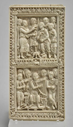 Plaque de reliure du psautier de Dagulf : David ordonnant la rédaction des Psaumes puis les chantant, image 4/5