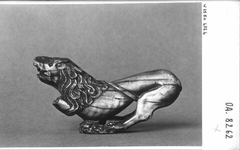 Poignée ou fragment de tau (?) : lion bondissant