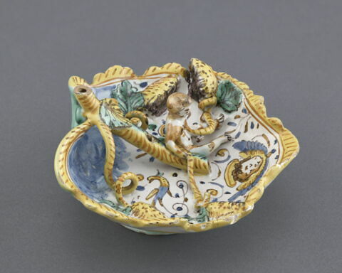 Coupe sur pied en forme de feuille de vigne, image 2/5