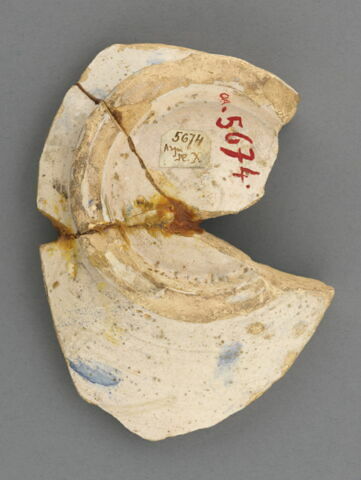 Fragment de plat : lettre gothique 