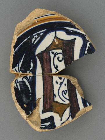 Fragment de plat : lettre gothique "b"
