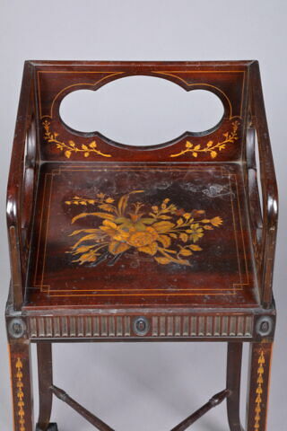 Petite table de chevet à caisson, image 2/7