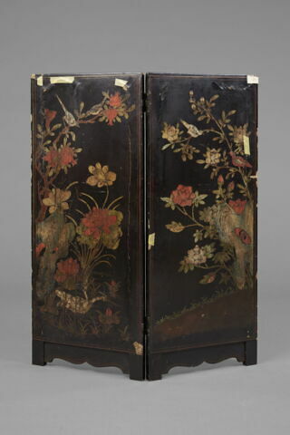 Paravent à deux feuilles en laque polychrome à décor de fleurs et d'oiseaux