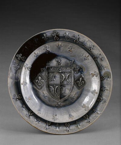 Bassin rond fleurdelysé : armes de Louis de Villiers de l'Isle-Adam, évêque de Beauvais (1497-1521)