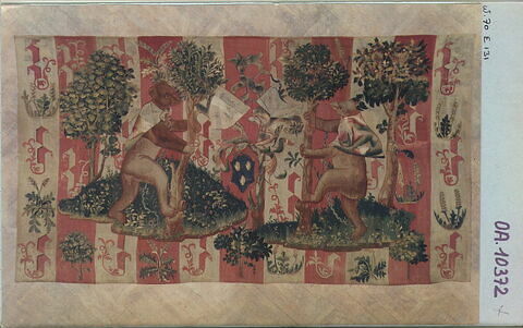 Tapisserie : deux ours affrontés, chaînes au cou, se dressant chacun sur leurs pattes arrières, chacun reposant sur un tertre vert et fleuri. Au milieu de la composition, 3 écus armoriés dont un aux armes de Guillaume Jouvenel des Ursins, image 2/3