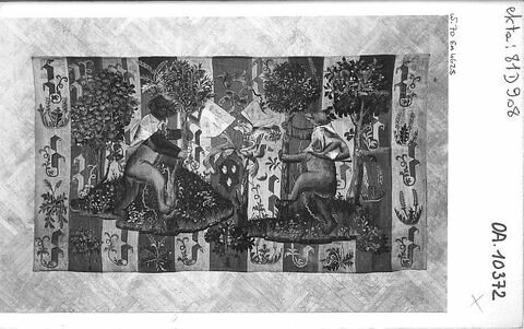 Tapisserie : deux ours affrontés, chaînes au cou, se dressant chacun sur leurs pattes arrières, chacun reposant sur un tertre vert et fleuri. Au milieu de la composition, 3 écus armoriés dont un aux armes de Guillaume Jouvenel des Ursins, image 3/3