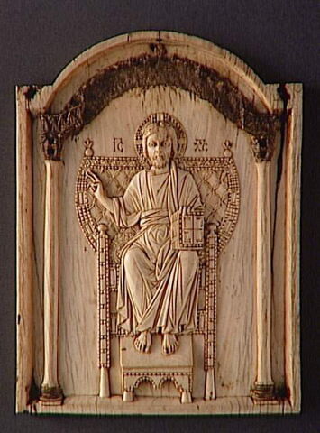 Élément central d'une reliure mosane, ivoire byzantin d'un triptyque en remploi : Christ trônant et bénissant