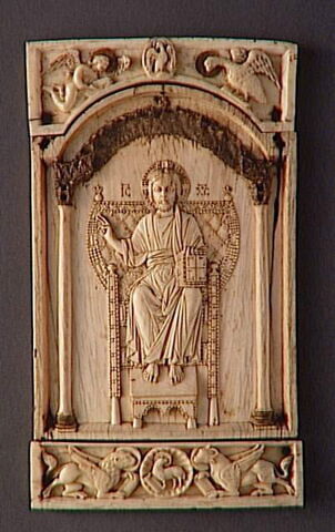 Élément central d'une reliure mosane, ivoire byzantin d'un triptyque en remploi : Christ trônant et bénissant, image 2/3