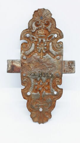 Verrou en métal repoussé de forme oblongue, décoré d'une coquille à la partie supérieure et à la partie inférieure, image 3/3
