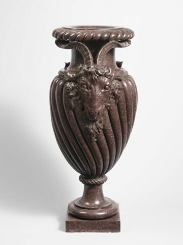 Paire de vases aux têtes de boucs, image 2/4