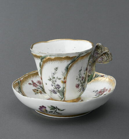 Tasse et soucoupe à anse en forme de papillon, d'une paire (OA 8041), image 7/10