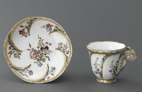 Tasse et soucoupe à anse en forme de papillon, d'une paire (OA 8041)