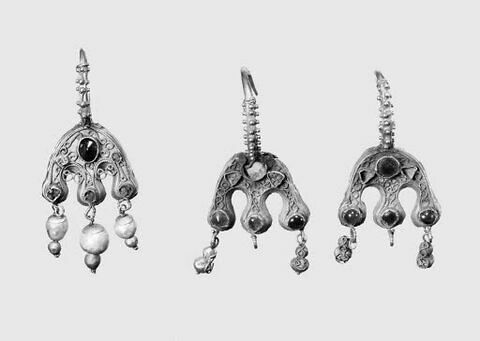 Boucles d'oreille en étrier à trois perles, image 3/4