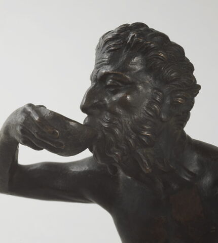 Statuette : satyre assis sur un vase et buvant, image 2/5
