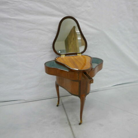 Table de toilette en forme de coeur, image 2/5