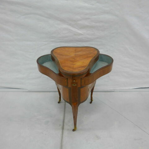 Table de toilette en forme de coeur, image 3/5