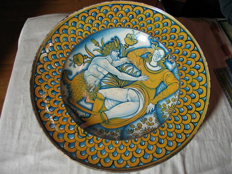 Grand plat rond : femme et satyre, image 4/6