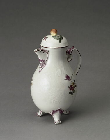 Cafetière à décor de fleurs et fruits, modelé en léger relief et peint au naturel
vers 1770-1775
Du même ensemble, voir aussi le pot à sucre OA 11877, image 6/7