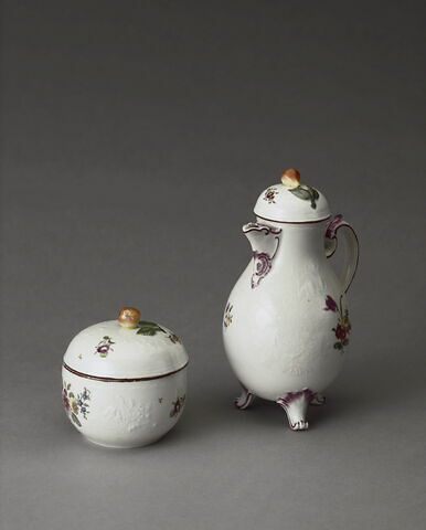 Cafetière à décor de fleurs et fruits, modelé en léger relief et peint au naturel
vers 1770-1775
Du même ensemble, voir aussi le pot à sucre OA 11877, image 7/7