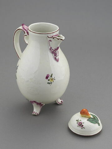 Cafetière à décor de fleurs et fruits, modelé en léger relief et peint au naturel
vers 1770-1775
Du même ensemble, voir aussi le pot à sucre OA 11877, image 2/7