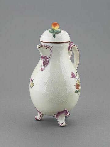 Cafetière à décor de fleurs et fruits, modelé en léger relief et peint au naturel
vers 1770-1775
Du même ensemble, voir aussi le pot à sucre OA 11877, image 3/7