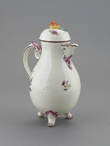Cafetière à décor de fleurs et fruits, modelé en léger relief et peint au naturel
vers 1770-1775
Du même ensemble, voir aussi le pot à sucre OA 11877, image 4/7