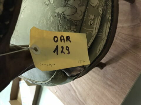 Fauteuil à médaillon d'une série de 4, image 3/7