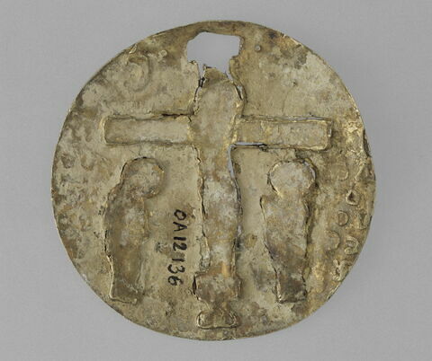 Médaillon en émail cloisonné sur or : Crucifixion, image 2/2