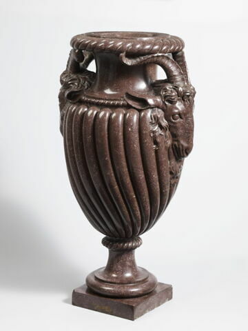 Paire de vases aux têtes de boucs