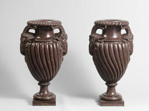 Paire de vases aux têtes de boucs, image 2/4