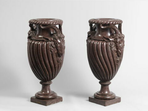 Paire de vases aux têtes de boucs, image 3/4