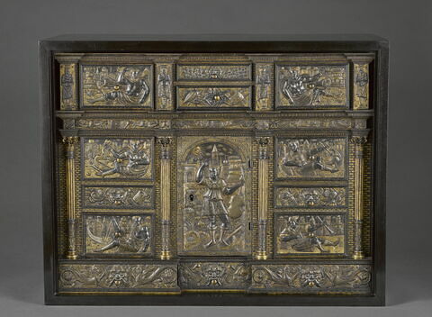 Cabinet à décor de damasquinure : Apollon entouré de divinités