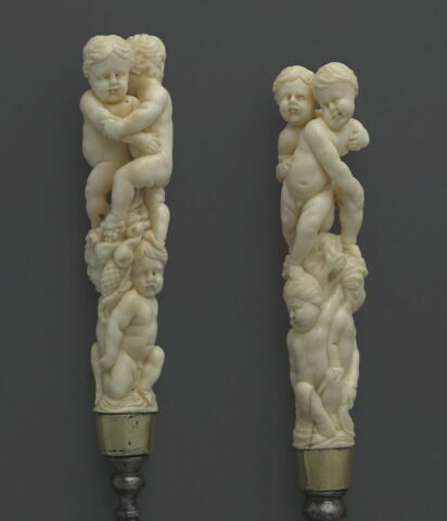 Cuiller, couteau et fourchette : trois putti se chevauchant, image 5/6