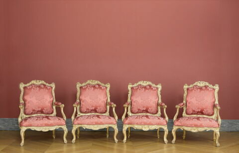 Fauteuil à la reine, d'un ensemble de quatre (avec le OA 10594, le OA 10596 et OA 10597), image 2/3