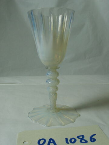 Verre à jambe opalin, image 2/4
