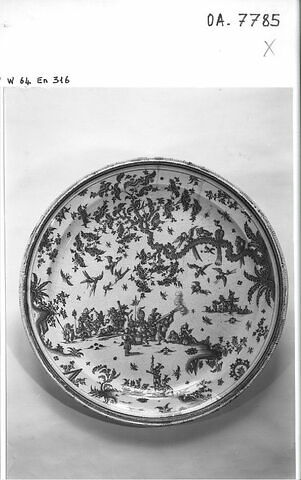 Grand plat rond à décor de grotesques, image 3/3