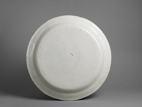 Grand plat rond à décor de grotesques, image 2/3