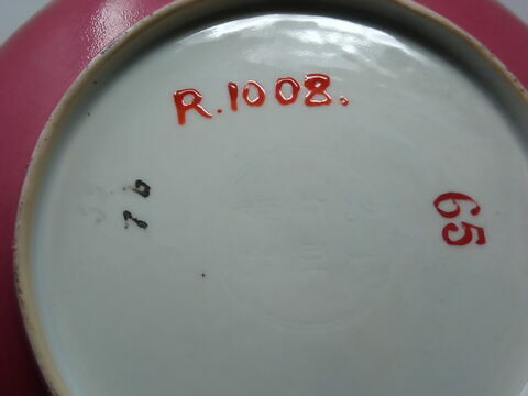 Petite coupe en porcelaine coquille d'oeuf à revers rubis, image 5/9