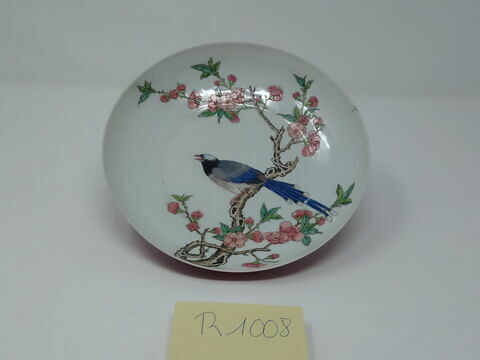 Petite coupe en porcelaine coquille d'oeuf à revers rubis