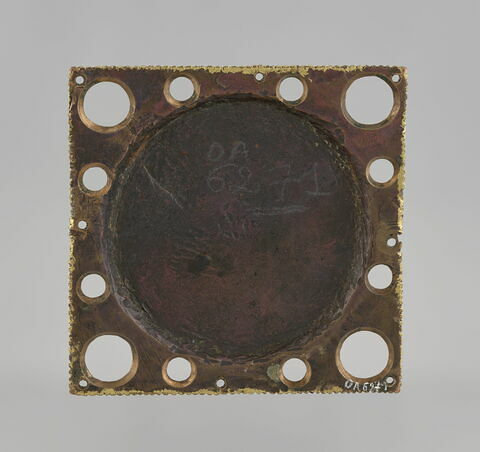 Plaque ronde provenant d'un phylactère (?) : Christ juge entre deux anges porteurs des instruments de la Passion, image 6/13
