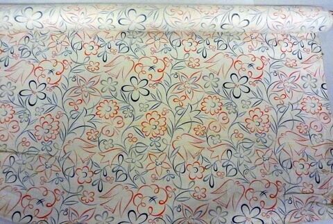 Rouleau de toile à fond blanc, ornée d'oiseaux, de feuilles, feuillages, et rinceaux bleus, brique et bleu-gris, image 2/2
