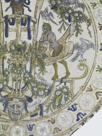 Plaque circulaire à décor de grotesques, image 2/4