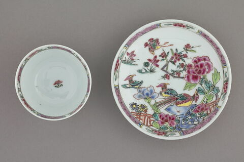 Tasse à thé avec soucoupe en porcelaine 