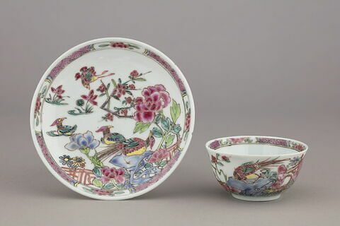 Tasse à thé avec soucoupe en porcelaine "coquille d'oeuf" d'un ensemble de trois (TH 497 à 499), d'un service (TH 497 à 504)