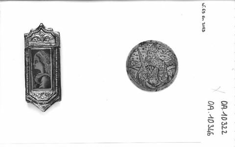 Médaillon avec nielle : Empereur en buste, tenant le glaive et le globe crucifère, sur fond de paysage, image 3/3