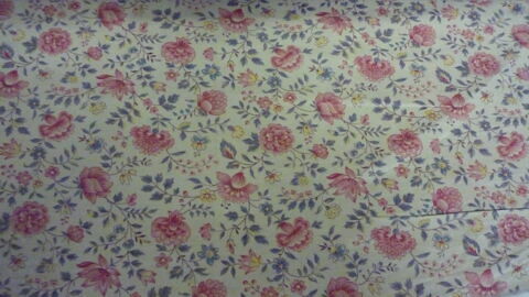 Cretonne ornée de roses et feuillages au naturel sur fond crème, image 2/2