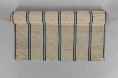 Lampas moiré décoré de feuillages en bandes séparés par cinq bandes verticales bleues, image 4/5