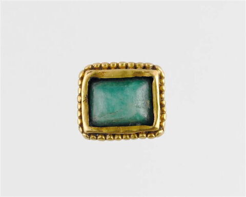 Bague mérovingienne à chaton pyramidal de Jouy-le-Comte, image 2/5